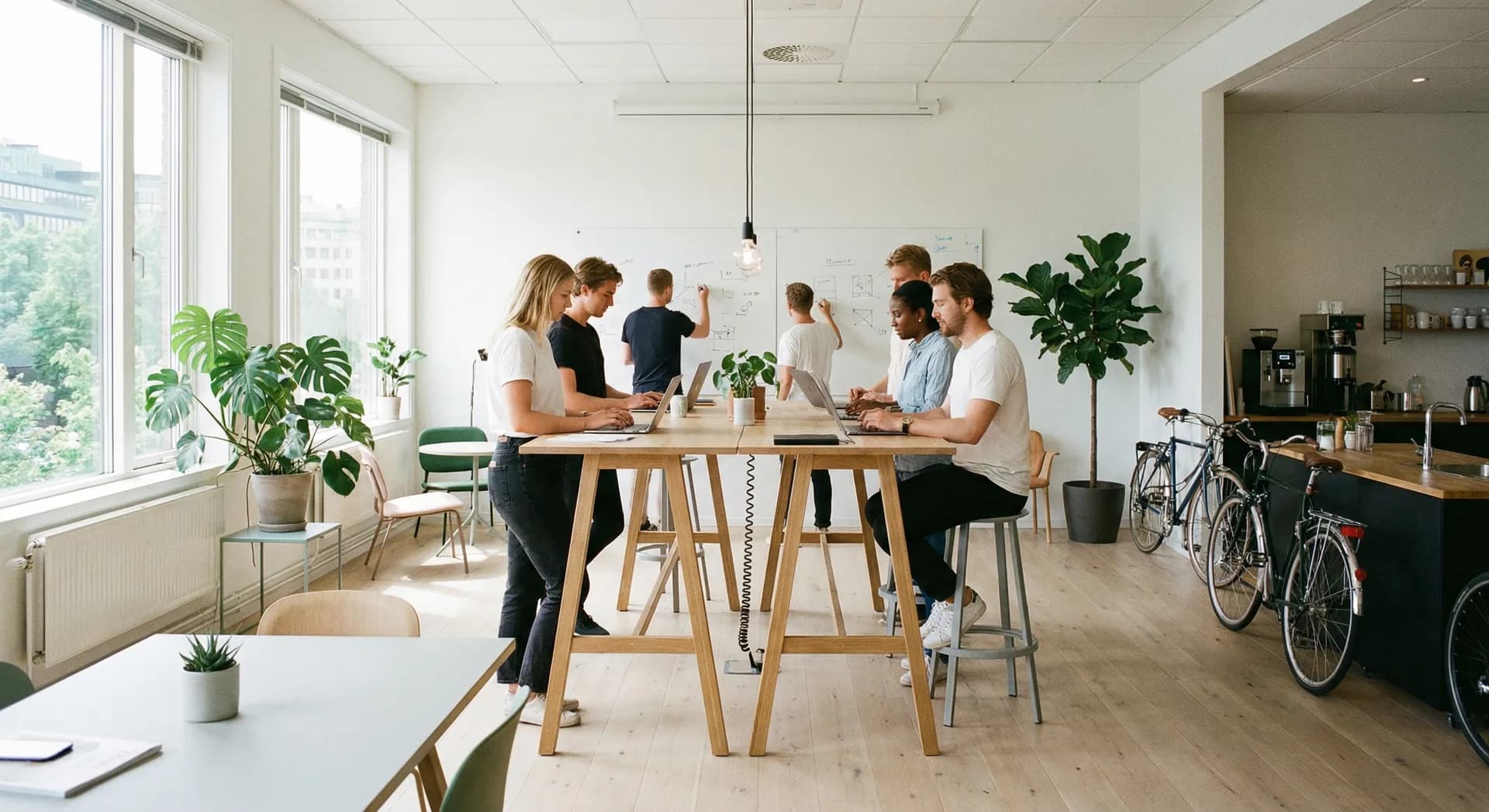 Energify-teamet samarbetar i en kreativ arbetsmiljö