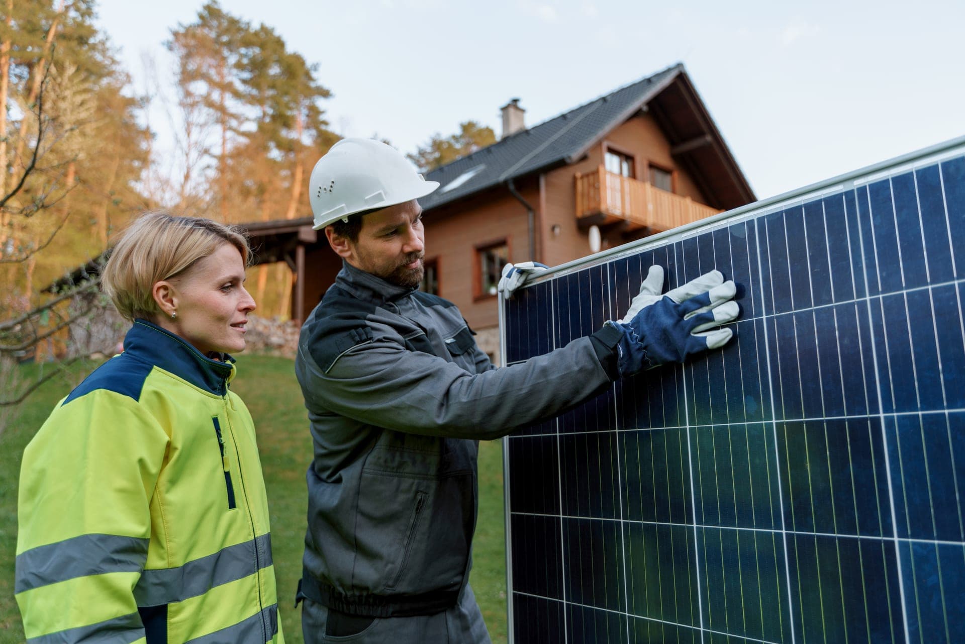 Installatör på tak med solceller
