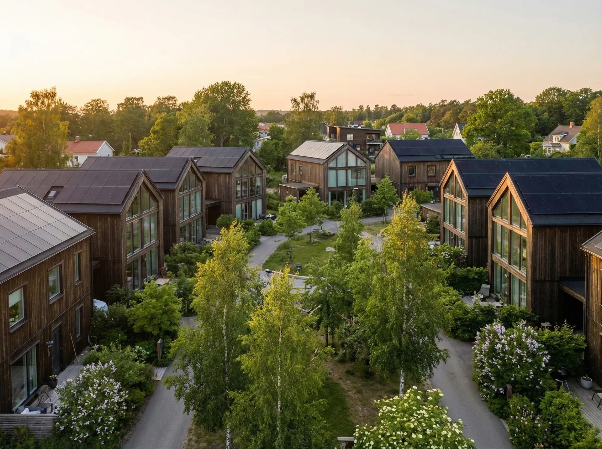 Solceller på tak i svenskt bostadsområde med gröna omgivningar