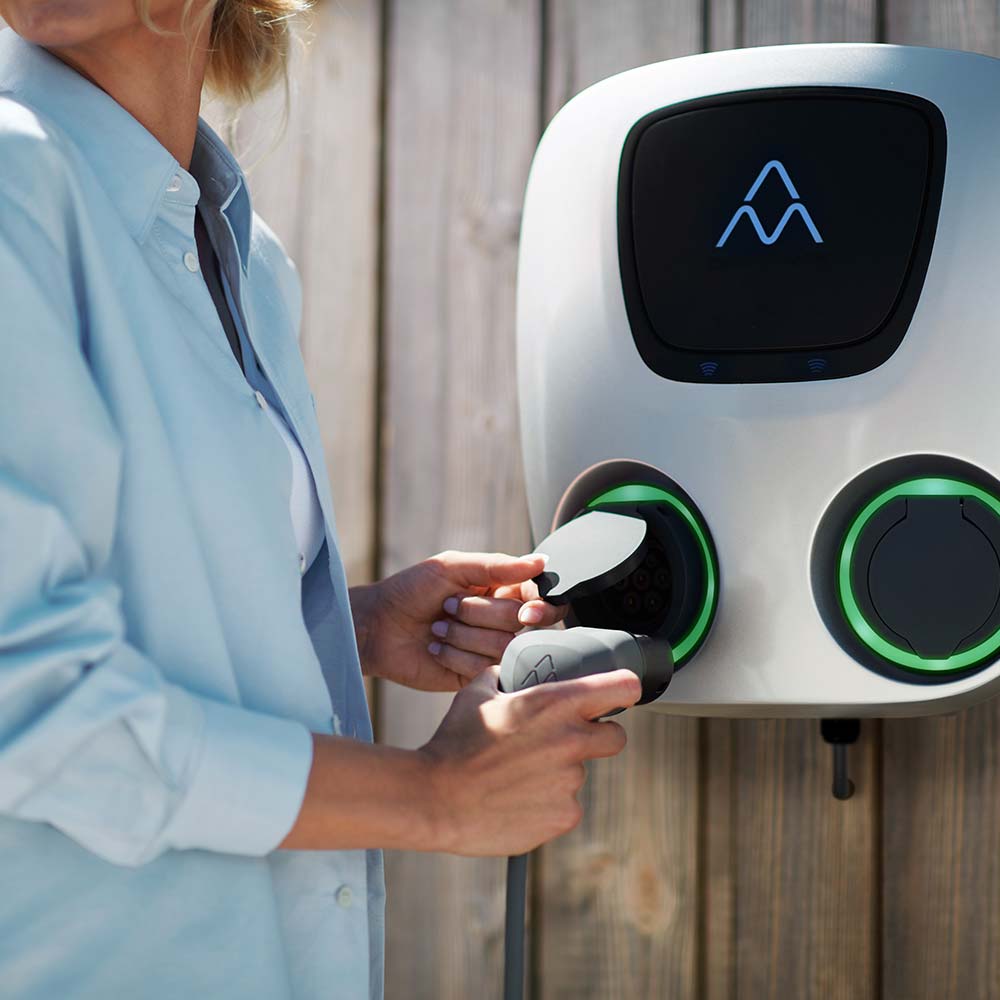 Dubbla uttag — ladda två bilar samtidigt - Charge Amps Aura