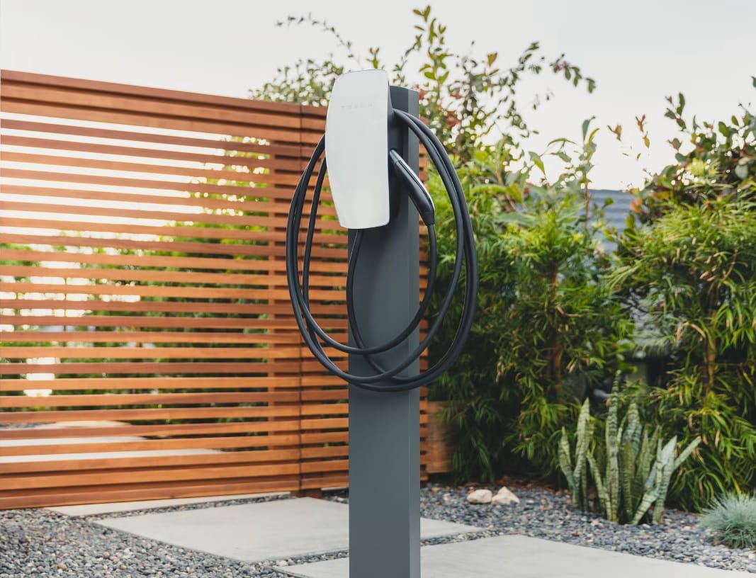 Fixed 7.3 m cable with elegant cable management - Tesla Wall Connector