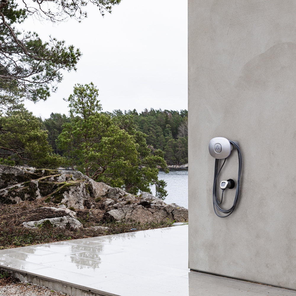 Charge amps halo laddbox med natur i bakgrunden